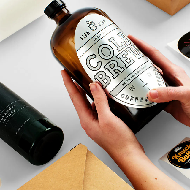 Jasna srebrna etykieta 